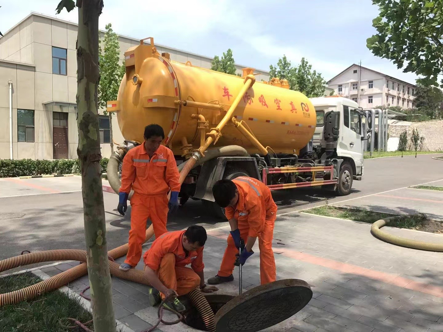 前郭管道疏通车停在窨井附近