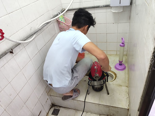 前郭管道堵塞冒臭气 专业师傅现场解决问题