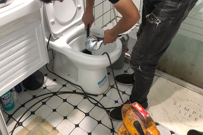 前郭马桶堵塞自己疏通还是找师傅？专业上门服务让你省时更省心